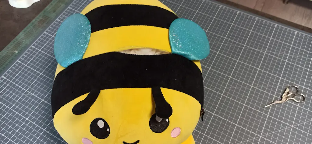Peluche abeille avec une couture décousue